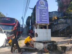 Polres Lumajang Gelar Bakti Religi Bersihkan Sejumlah Tempat Ibadah Sambut Hari Bhayangkara ke -80