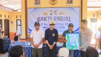 Hari Bhayangkara ke -80, Polres Probolinggo Salurkan Bantuan Alat Pertanian dan Droping 10 Ribu Liter Air Bersih di Banyuanyar