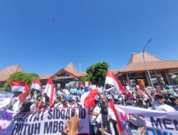 8000 Massa Aksi Serukan Dukung MBG Berdemo di Depan Pendopo Delta Wibawa Pemkab Sidoarjo