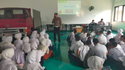 Polsek Jetis Polres Mojokerto Kota Hadir di MPLS: Menanamkan Kesadaran Safety Riding, Bahaya NAPZA, dan Stop Bullying