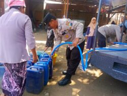 Polsek Winongan Salurkan Air Bersih untuk Warga Terdampak Kekeringan