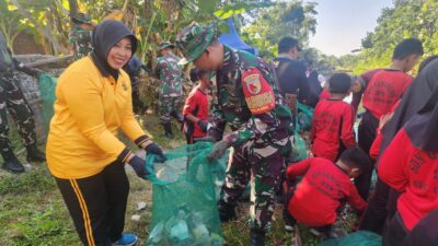 Kompak Peduli Lingkungan, Bersihkan Afvoer di Gedangan