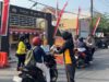 Polsek Waru Gelar Jumat Berkah, Bagikan 150 Paket Makanan dan Minum Ke Pengguna Jalan