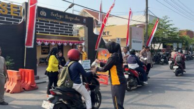 Polsek Waru Gelar Jumat Berkah, Bagikan 150 Paket Makanan dan Minum Ke Pengguna Jalan