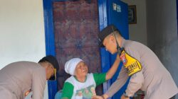 Kapolsek Taman Bagikan Sembako kepada Warga, Ajak Anggota Peduli Sosial