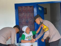 Kapolsek Taman Bagikan Sembako kepada Warga, Ajak Anggota Peduli Sosial