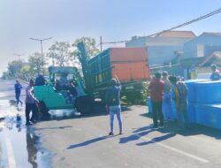 Truk Terguling di Baypass Juanda Dievakuasi, Polisi Bergerak Cepat Pulihkan Arus Lalu Lintas