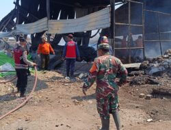 Polsek Krian Gerak Cepat Tangani Kebakaran Gudang Rongsokan di Barengkrajan
