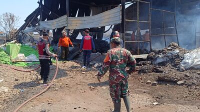 Polsek Krian Gerak Cepat Tangani Kebakaran Gudang Rongsokan di Barengkrajan