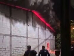 Polsek Jabon Gerak Cepat Tangani Kebakaran Pabrik Rokok CC Karunia 68 di Kedungcangkring