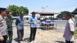 Bupati Subandi Minta Dinas PUBMSDA Lebarkan Persimpangan Jalan Depan Polsek Jabon
