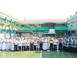 Polisi Peduli Pendidikan, Kapolres Pelabuhan Tanjung Perak Edukasi Siswa SMP Barunawati tentang Hoaks hingga Bullying