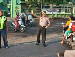 Polisi Bersama Masyarakat, Kapolsek Balongbendo Pastikan Pelajar Aman Saat Berangkat Sekolah