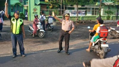Polisi Bersama Masyarakat, Kapolsek Balongbendo Pastikan Pelajar Aman Saat Berangkat Sekolah