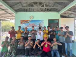 Sambangi Nelayan Gisik Cemandi, Kapolsek Sedati Perkuat Sinergi dan Salurkan Bantuan Kaos