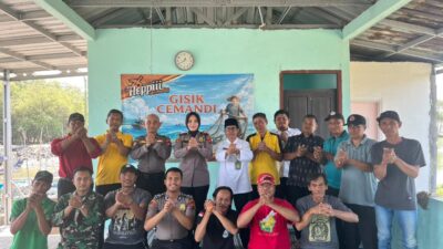 Sambangi Nelayan Gisik Cemandi, Kapolsek Sedati Perkuat Sinergi dan Salurkan Bantuan Kaos