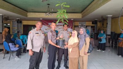 Sidoarjo Asri Sejuk Satbinmas Polresta Sidoarjo Gencarkan Green Policing di Desa Banjar Panji
